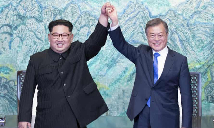 Tổng thống Hàn Quốc Moon Jae-in và Chủ tịch Triều Tiên Kim Jong-un trong một cuộc gặp tại Bàn Môn Điếm. Ảnh: AP