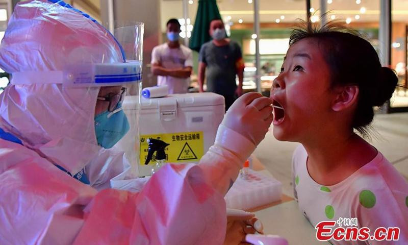 Một học sinh lớp 4 ở Phủ Điền được lấy mẫu xét nghiệm ngày 12/9. Ảnh: ECNS