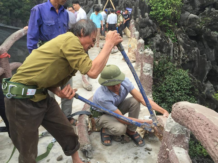 Từ hôm nay (30/3), công ty CP Du lịch Tràng An – đơn vị xây dựng công trình “khủng” trái phép trong di sản Tràng An, bắt đầu phá dỡ gần 1.000 bậc bê tông được xây dựng tại núi Cái Hạ, xã Trường Yên, Hoa Lư, Ninh Bình nằm trong vùng lõi di sản Tràng An. 