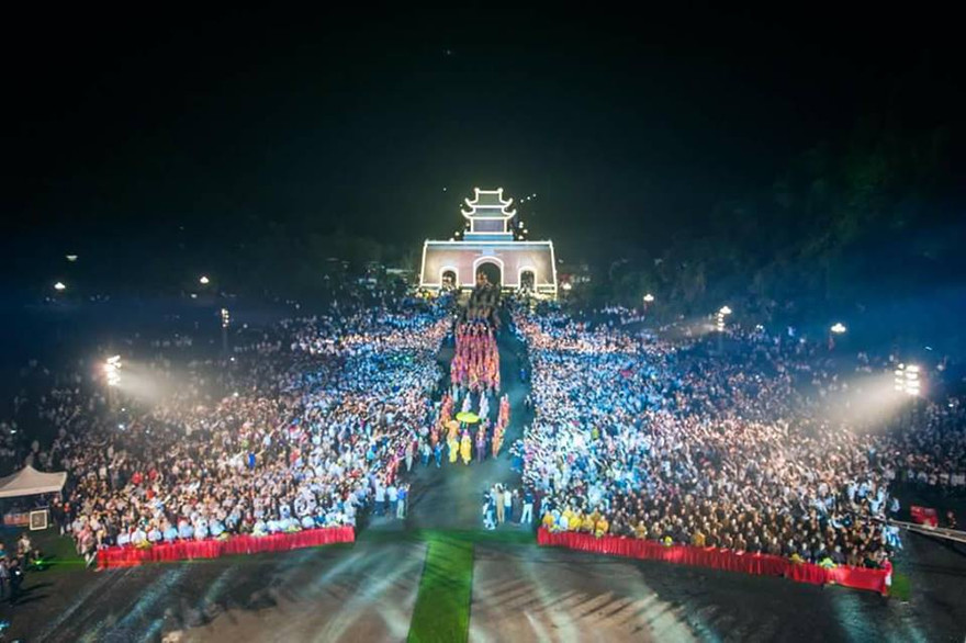 Hàng nghìn người đổ về dự lễ Đàn Kính Thiên. Ảnh: Trường Chung