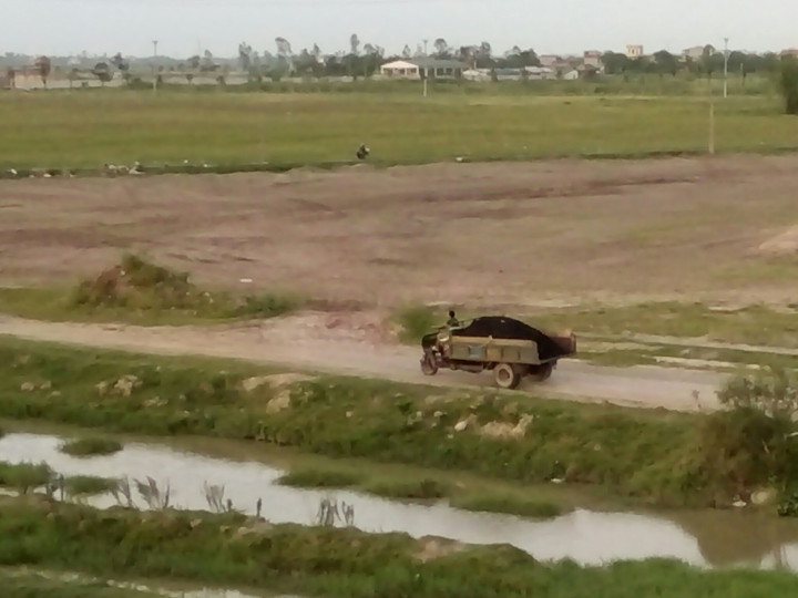 Xe công nông chở chất thải chạy trong KCN Bảo Minh