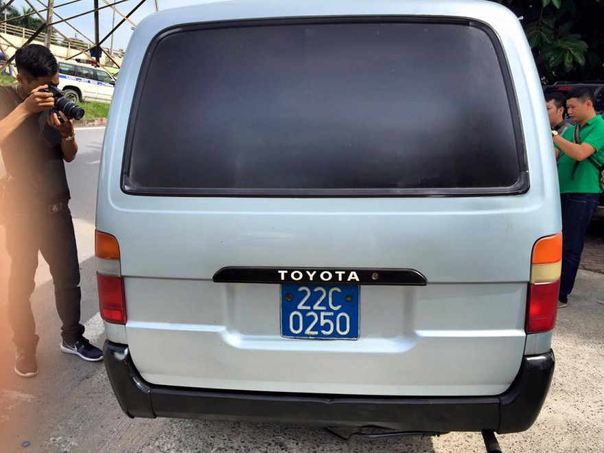 Chiếc xe BKS màu xanh chở gỗ không giấy tờ.