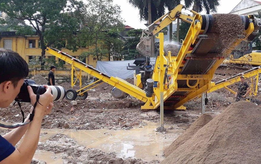 Dây chuyền "biến" phế thải thành vật liệu xây dựng. Ảnh: M.Đ