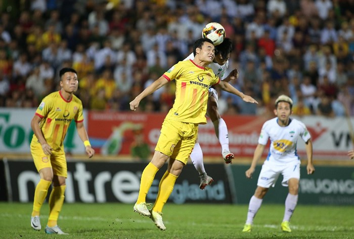 Nam Định (áo vàng) đối mặt nguy cơ xuống hạng 