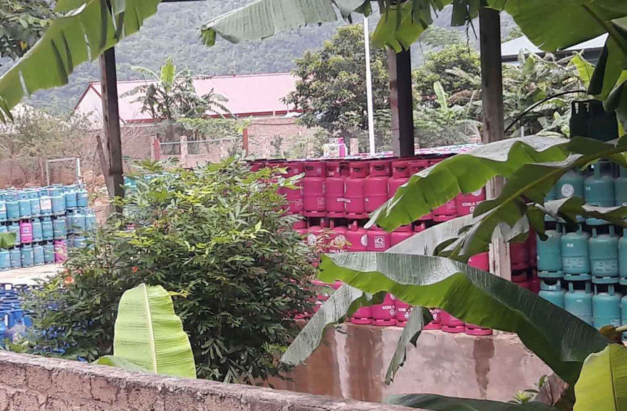 Khuôn viên của trạm chiết nạp gas bản Bun chứa nhiều vỏ gas của nhiều hãng khác nhau. Ảnh: M.Đ