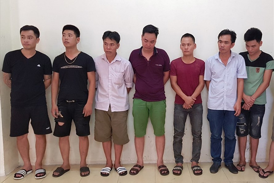 8 đối tượng cá độ bị bắt giữ. Ảnh cơ quan công an cung cấp.