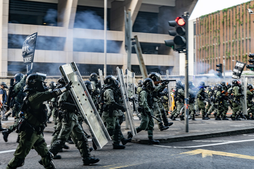 Cảnh sát chống bạo động của Hong Kong nỗ lực giải tán biểu tình. Ảnh: Getty Images.