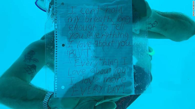 Anh Steven Weber cầu hôn dưới nước ngay trước khi chết đuối. Ảnh cắt từ clip của chị Kenesha Antoine đăng trên Facebook.