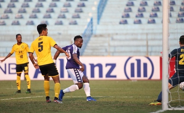 Oseni ghi bàn mở tỷ số cho Hà Nội FC. Ảnh: Vnexpress