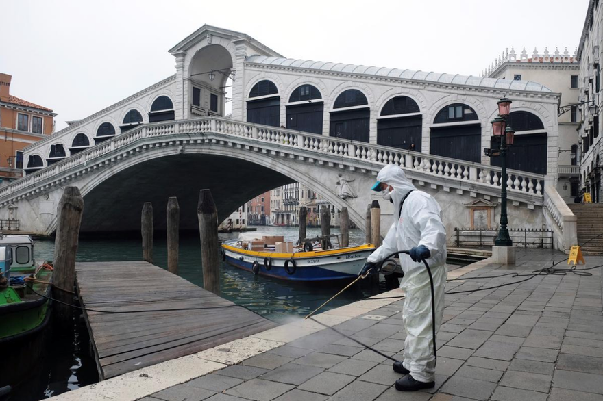 Khử trùng phòng dịch ở Venice, Ý. Ảnh: Reuters