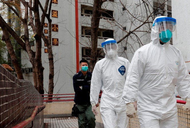 Nhân viên y tế ở chung cư Hong Mei (Hồng Kông, Trung Quốc). Ảnh: Reuters