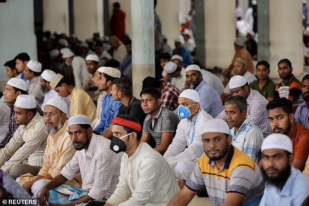 Người cầu nguyện ở Bangladesh. Ảnh: Reuters