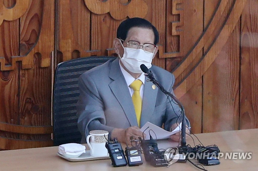 Giáo chủ đeo khẩu trang khi phát biểu trước các phóng viên. Ảnh: Yonhap