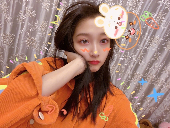 Quan Hiểu Đồng là sao nữ có xuất thân gia thế. Cô được công chúng đánh giá cao về nhan sắc và thành tích nghệ thuật lẫn học tập. 