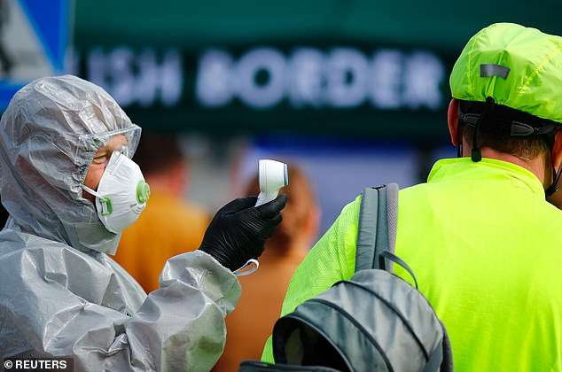 Nhân viên kiểm dịch ở biên giới Đức. Ảnh: Reuters