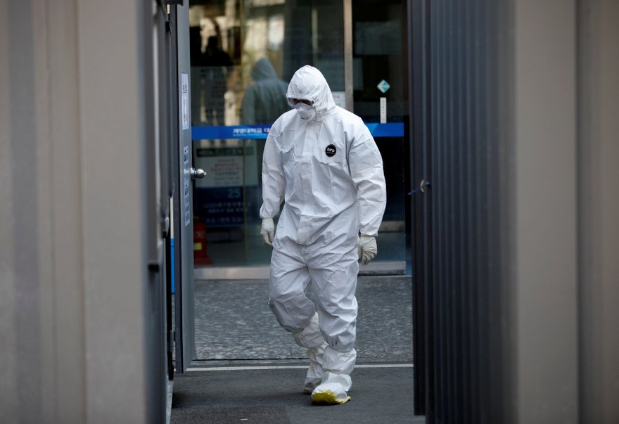 Nhân viên y tế Hàn Quốc. Ảnh: Reuters