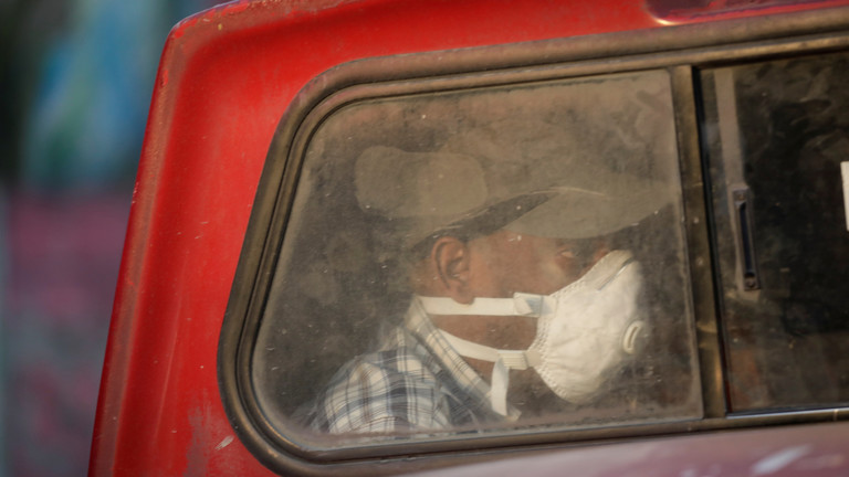 Một người đàn ông Haiti đeo khẩu trang ở thủ đô Port-au-Prince. Ảnh: Reuters