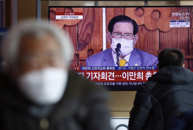 Giáo chủ Lee Man-hee đeo khẩu trang trong buổi xin lỗi được phát trên truyền hình. Ảnh: EPA-EFE