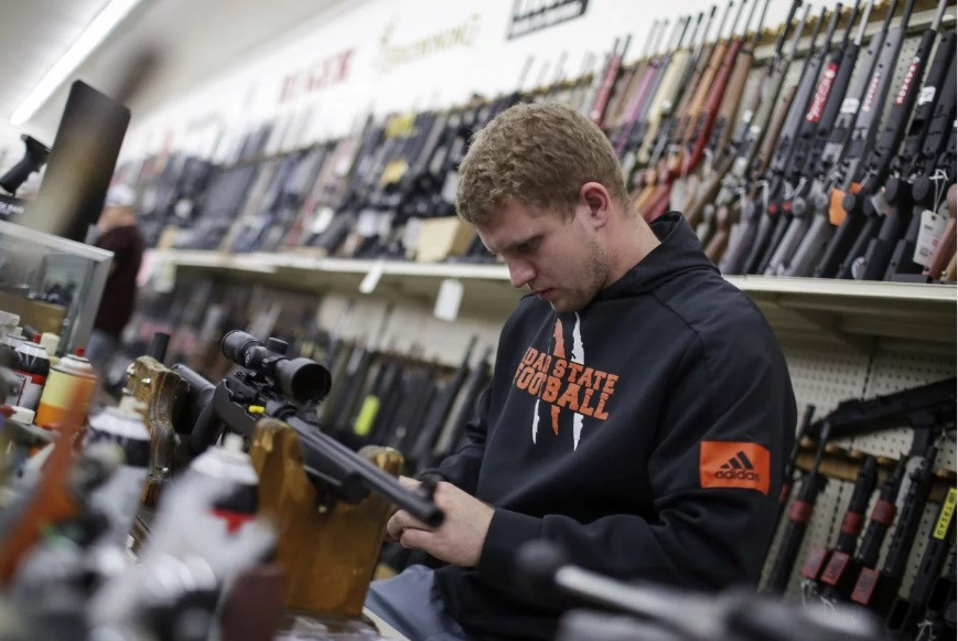 Bên trong một tiệm súng ở Idaho. Ảnh: AP