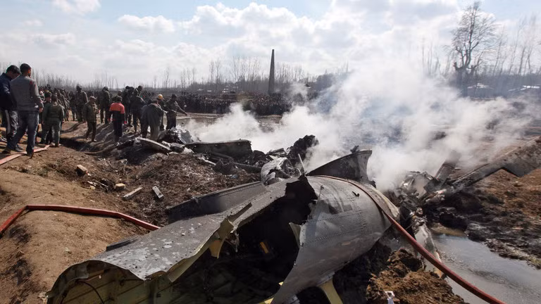 Hiện trường chiếc trực thăng Mi-17V-5 rơi tại Budgam, bang Kashmir sau khi trúng tên lửa phòng không ngày 27/2. Ảnh: Reuters