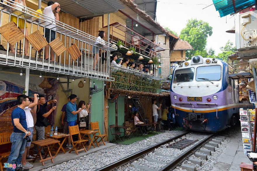 Theo các chuyên gia, tai nạn có thể xảy ra bất cứ lúc nào ở những tụ điểm cà phê đường tàu. Ảnh: Việt Hùng.