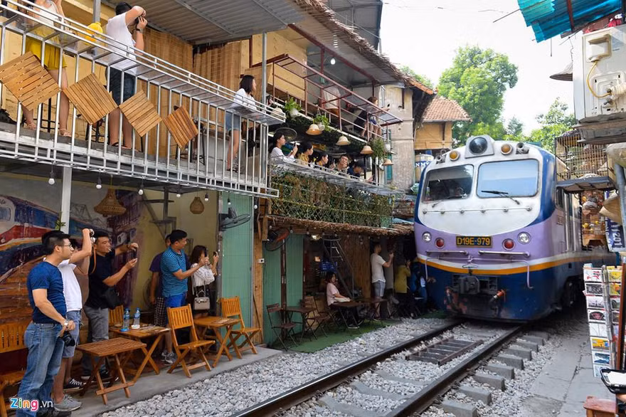 Theo các chuyên gia, tai nạn có thể xảy ra bất cứ lúc nào ở những tụ điểm cà phê đường tàu. Ảnh: Việt Hùng.