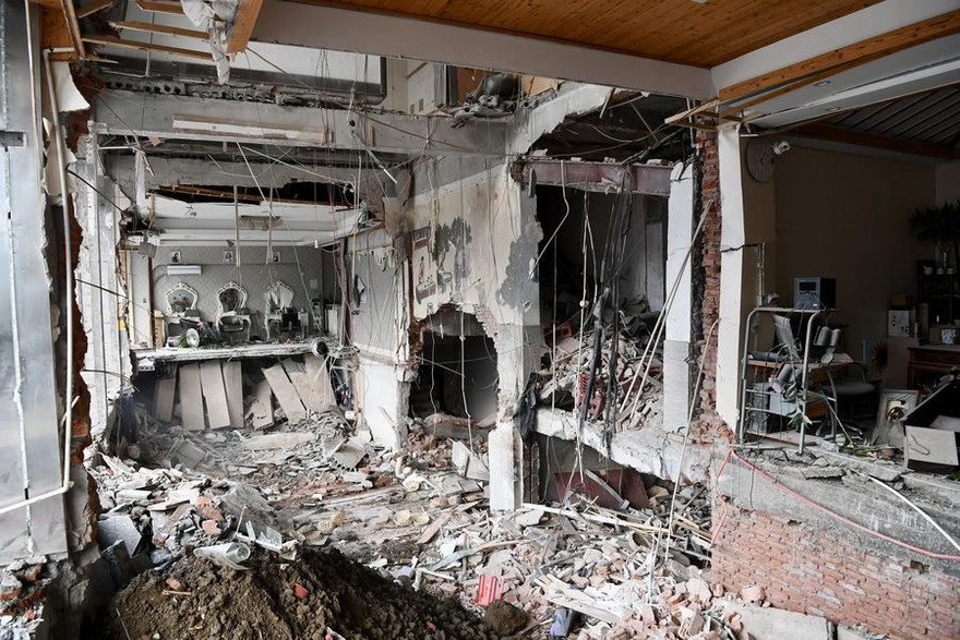 Bên trong quán ăn nơi xảy ra vụ nổ sáng 13/10. Ảnh: Tân Hoa Xã