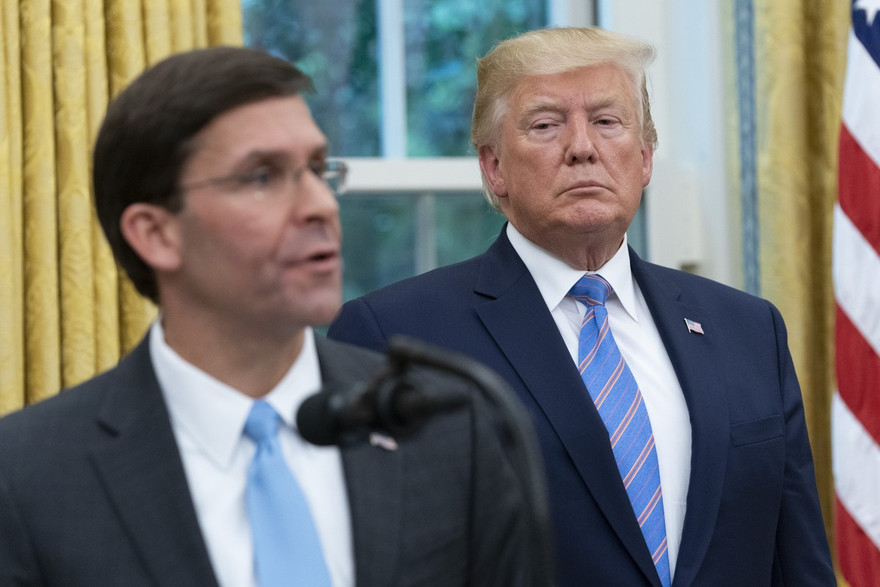 Tổng thống Mỹ Donald Trump và Bộ trưởng Quốc phòng Mark Esper. Ảnh: Bloomberg
