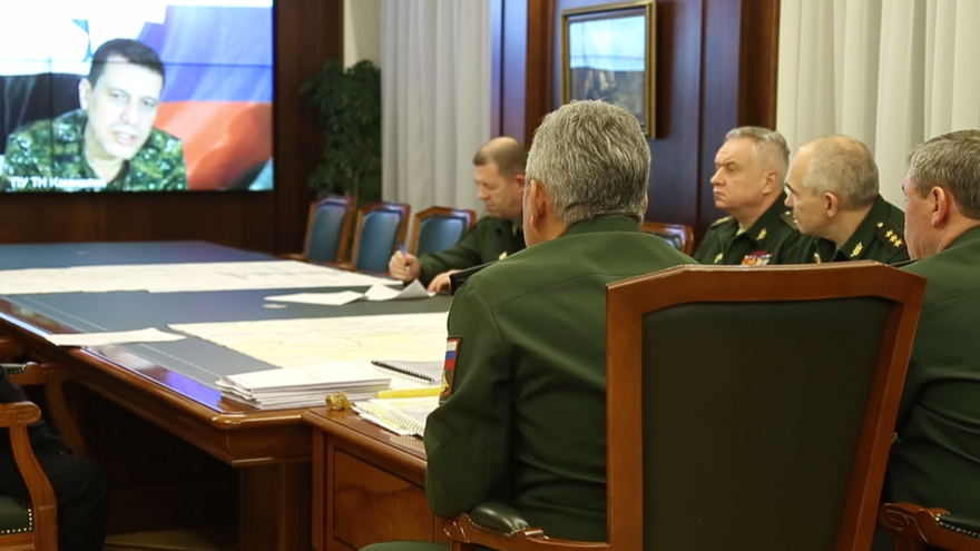 Ông Mazloum Abdi đối thoại với các quan chức quân đội cấp cao Nga. Ảnh: RT