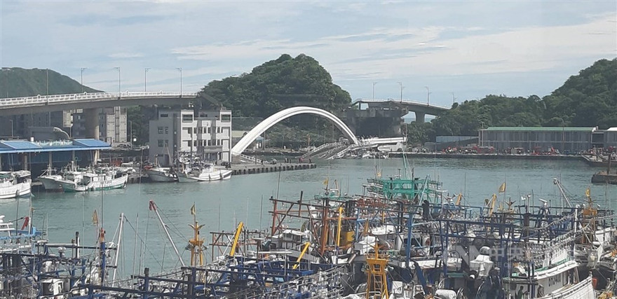 Hiện trường vụ sập cầu nhìn từ xa. Ảnh: Taiwan News