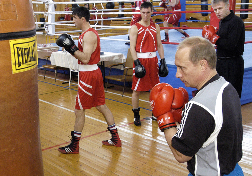 Ông Putin tập đấm bốc. Ảnh: Telegraph