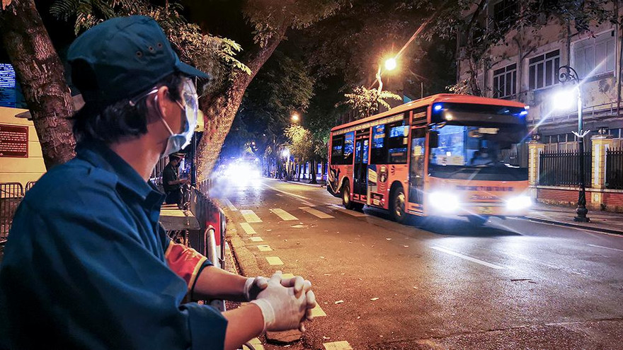 Xuyên đêm đưa hơn 100 trường hợp F1 ở bệnh viện Việt Đức đến nơi cách ly