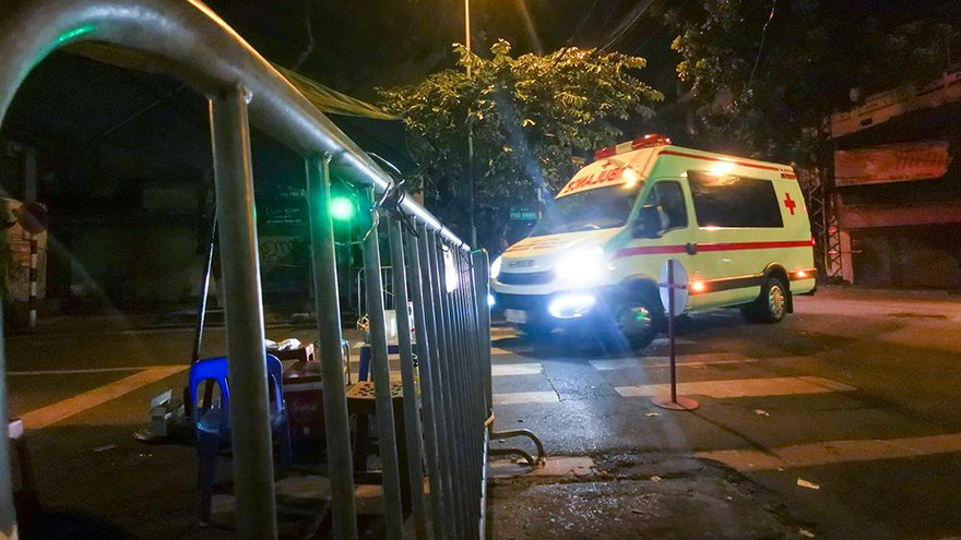 Đêm trắng trước cổng viện Việt Đức khi phát hiện nhiều ca dương tính