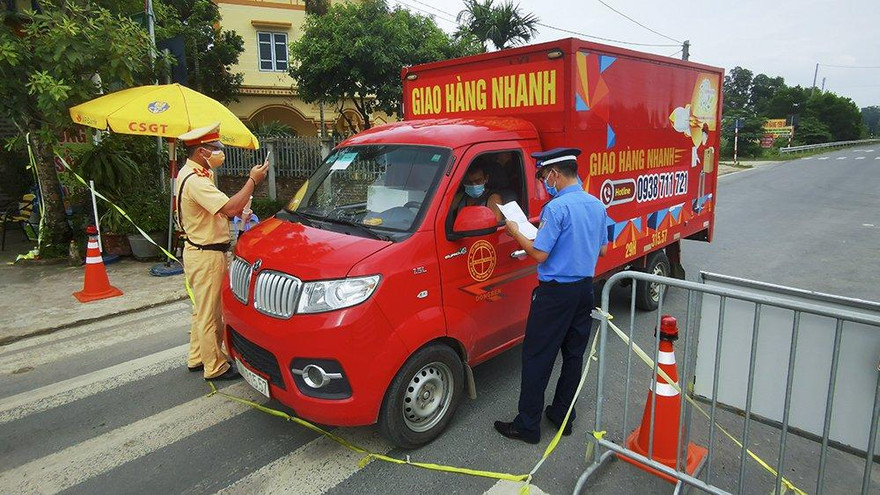 Lực lượng chức năng kiểm tra phương tiện tại chốt kiểm dịch. Ảnh: Mạnh Thắng.