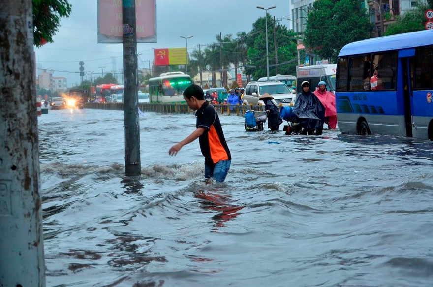 Hàng trăm tỷ đồng giải cứu, ngập vẫn ngập.