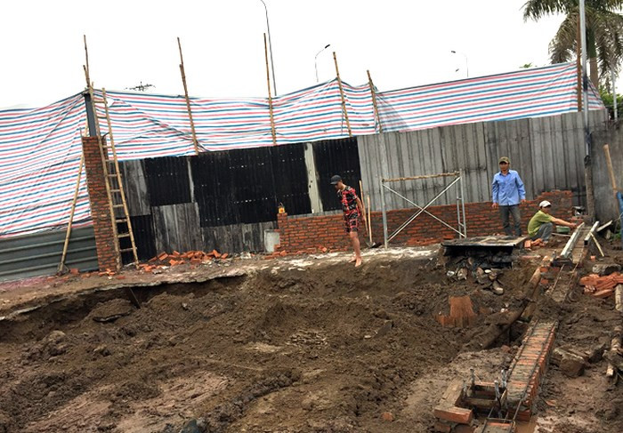 Hành lang ATGT bị biến thành xưởng cồn.