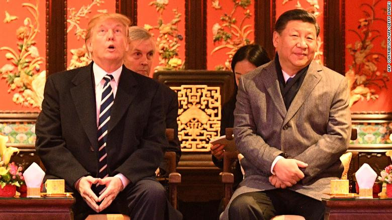 Tổng thống Mỹ Donald Trump và Chủ tịch Trung Quốc Tập Cận Bình trong chuyến thăm Tử cấm thành ở Bắc Kinh ngày 8/11/2017. Ảnh: Getty Images.