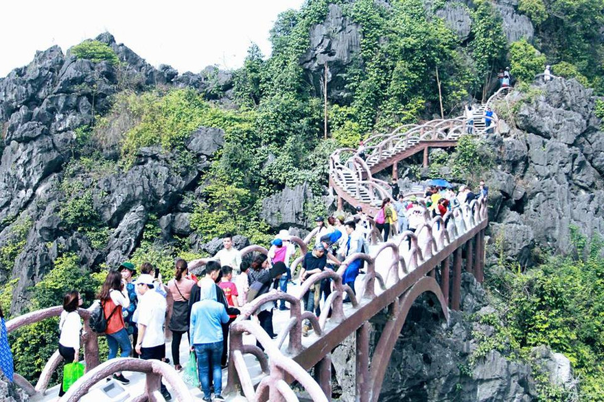 Hàng nghìn người đi trên công trình không phép. Ảnh: Minh Đức