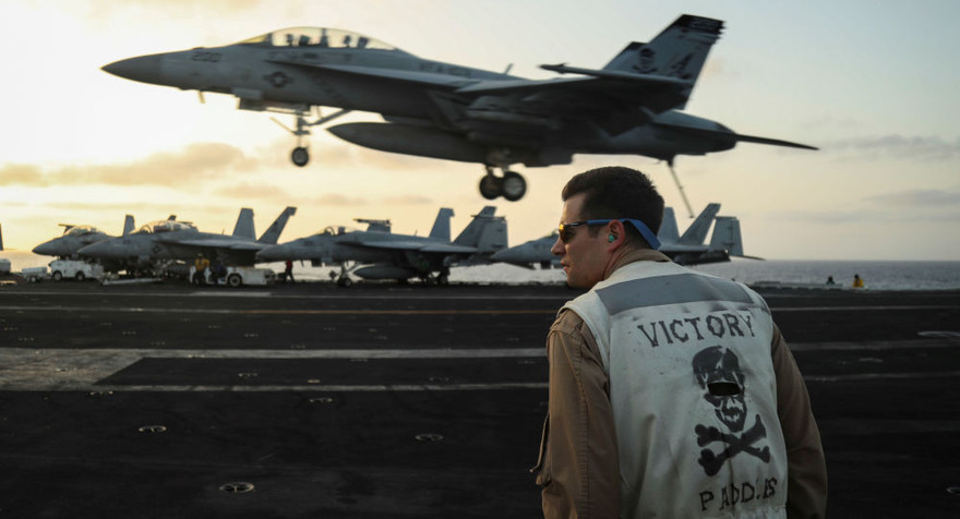 Chiến đấu cơ cất cánh từ tàu sân bay Mỹ USS Abraham Lincoln. Ảnh: Reuters