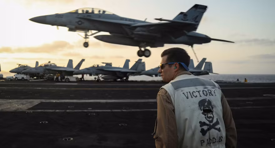 Chiến đấu cơ cất cánh từ tàu sân bay Mỹ USS Abraham Lincoln. Ảnh: Reuters