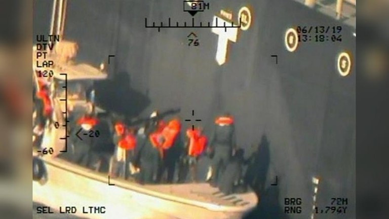 Hình ảnh được Hải quân Mỹ cho thấy "lực lượng Iran tiếp cận tàu chở dầu Nhật Bản". Ảnh: Reuters