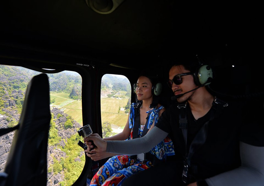 Du khách trải nghiệm trên trực thăng Bell 505. Ảnh: M.Đ