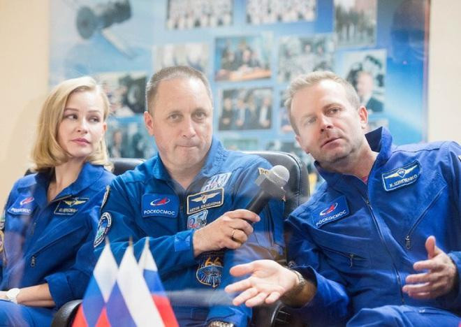 Từ trái sang phải: Nữ diễn viên Yulia Peresild (37 tuổi), phi hành gia giàu kinh nghiệm Anton Shkaplerov (49 tuổi), đạo diễn - diễn viên Klim Shipenko (38 tuổi) (Ảnh: Asia One).