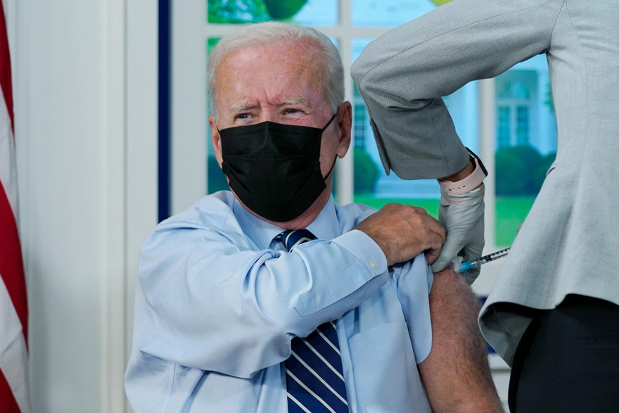 Tổng thống Mỹ Joe Biden tiêm vắc xin liều tăng cường. Ảnh: AP