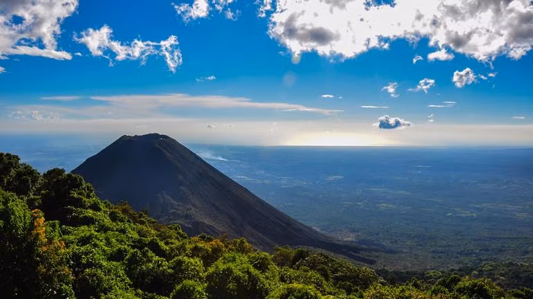 Một ngọn núi lửa ở El Salvador. Ảnh: Getty
