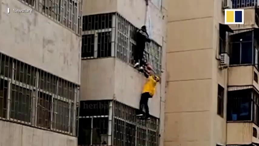 Nhân viên giao hàng tay không leo 3 tầng nhà cứu bé gái mắc kẹt 