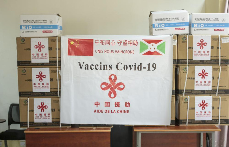 Burundi vừa bắt đầu tiêm vắc xin sau khi nhận được lô Sinopharm đầu tiên của Trung Quốc. Ảnh: AP