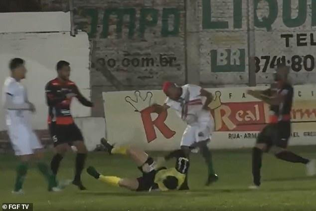 Khoảnh khắc Ribeiro tấn công trọng tài Crivellaro. Ảnh: Daily Mail