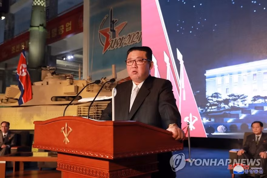 Chủ tịch Triều Tiên Kim Jong-un phát biểu tại triển lãm ngày 11/10. Ảnh: Yonhap