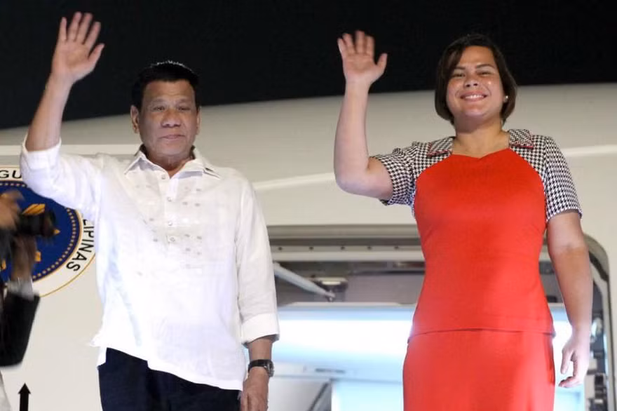 Ông Duterte và con gái. Ảnh: ABS-CBN